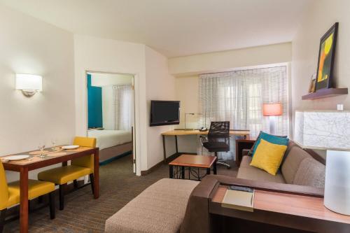 One-Bedroom Queen Suite with Sofa Bed and Tub – Mobility Accessible