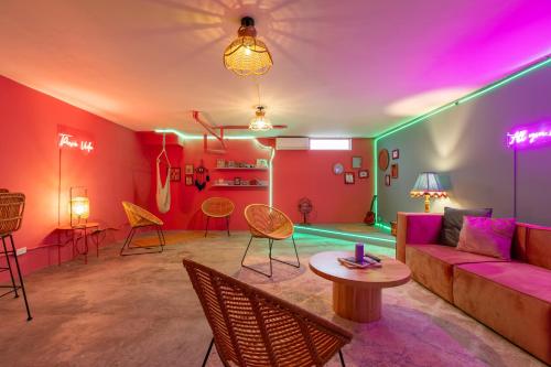 Shared lounge/TV area, Casa Zafiro B&B in San Pedro