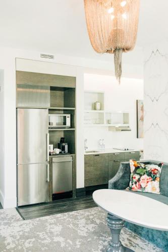Governor's Suite, Kitchen, Larger Suite, 1 King, Sofa bed image 3