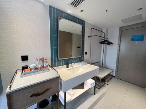 Deluxe Queen Room image 1