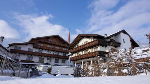 Central Hotelpension & Apart mit Landhaus Central, Pension in Fügen