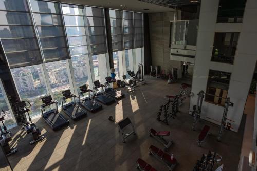 Stunning Burj Khalifa & Downtown Views - Elegant 1BR in The Iconic Index Tower, Dubaï (photo 9)