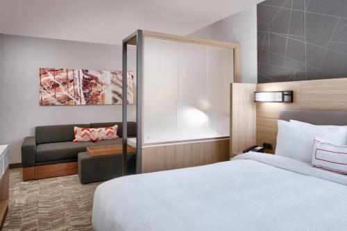 Suite, 1 King, Trundle bed, City view image 9