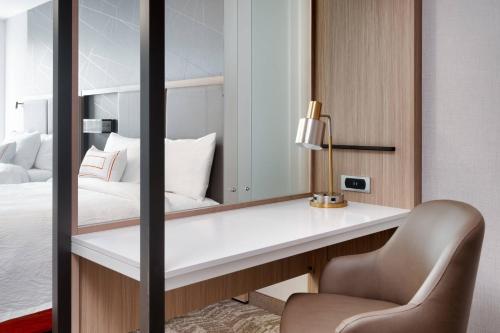 Suite, 1 King, Trundle bed, City view image 10