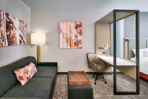 Suite with Two Queen Beds and Trundle Bed - Hearing Accessible image 5