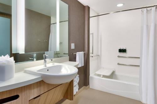 Suite, 1 King, Trundle bed, City view image 1