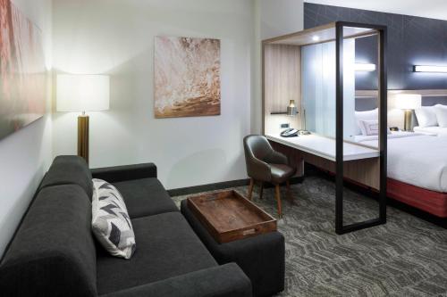 Queen Suite with Sofa Bed and Balcony - Hearing Accessible