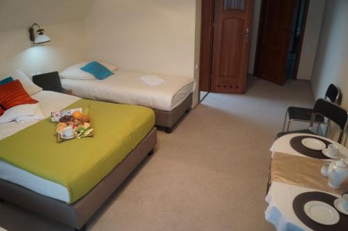 3 twin beds