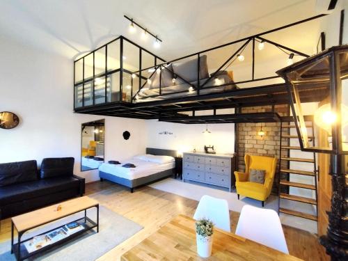 2 queen beds, 1 twin bed, 1 sofa bed
