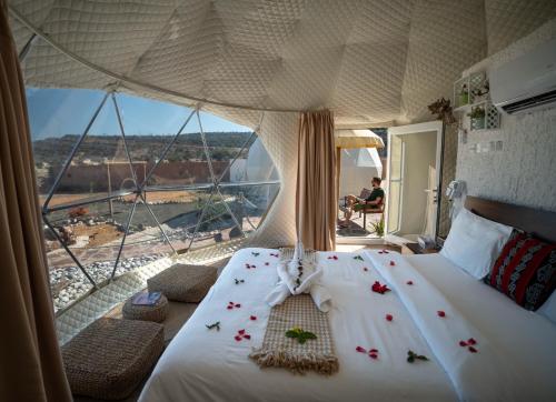 Jabal shams domes in Al Ḩayl