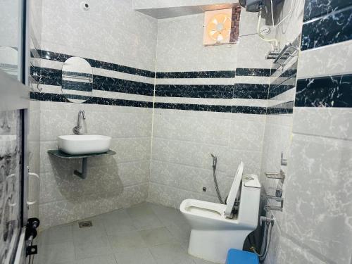 Sadyal Hotel And Restaurant in Tira Sujanpur