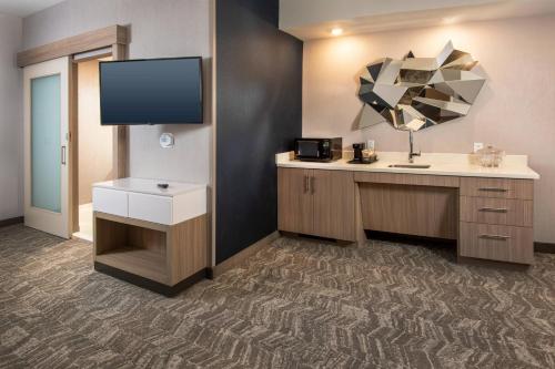 Suite with Two Queen Beds and Trundle Bed - Hearing Accessible