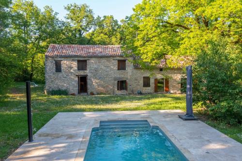 Magnifique longère en pierre du Lot Piscine Privée gîte à louer Vaylats