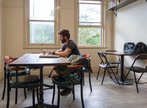 المرافق, Bat and Ball Hostel in Surry Hills