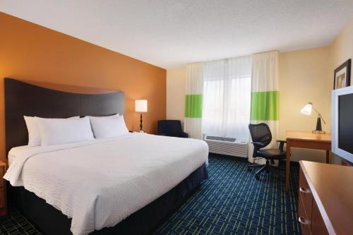 King Room with Roll-in Shower - Mobility and Hearing Accessible