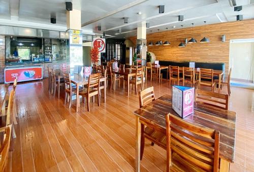 Restaurant, RedDoorz @ 4ks Pension House Bogo City Cebu in Bogo City