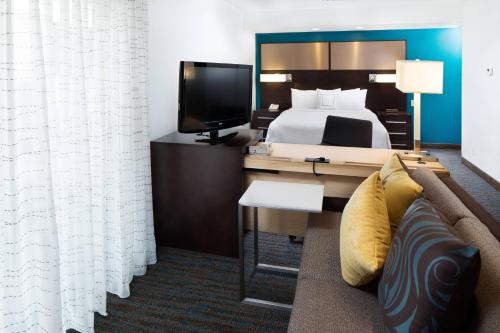 Queen Studio with Sofa Bed and Roll-in Shower - Mobility and Hearing Accessible