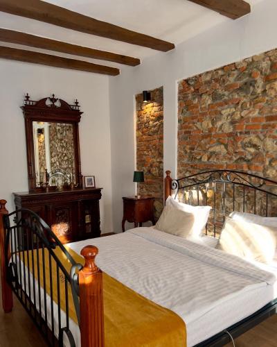 1 king bed, 1 sofa bed