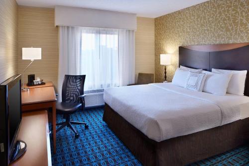 King Room with Adapted Tub - Mobility and Hearing Accessible