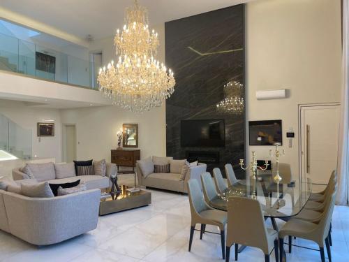 ห้องส่วนกลางสำหรับนั่งเล่น/ดูทีวี, Villa Italia Somone Maison d'Hôte de Luxe (Villa Italia Somone Maison d'Hote de Luxe) in ลา โซโมเน