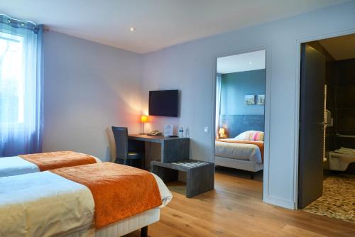 1 double bed, 2 twin beds