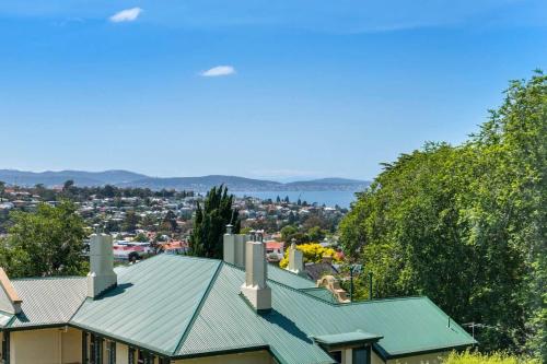 Lizzy's Hideaway, Close to City