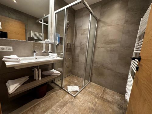 Deluxe Double Room with Balcony image 3