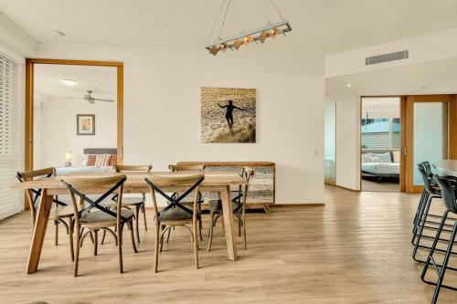 Waves 203 on Currumbin in Currumbin