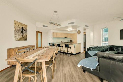 Waves 203 on Currumbin in Currumbin