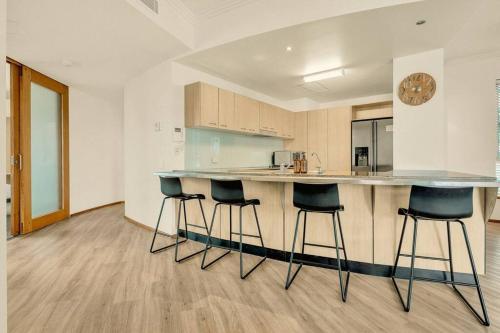 Waves 203 on Currumbin in Currumbin