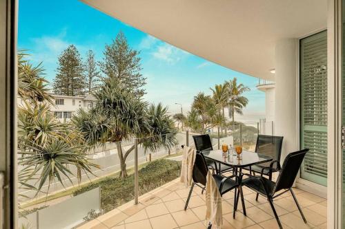 Waves 203 on Currumbin in Currumbin