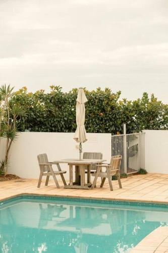 Waves 203 on Currumbin in Currumbin