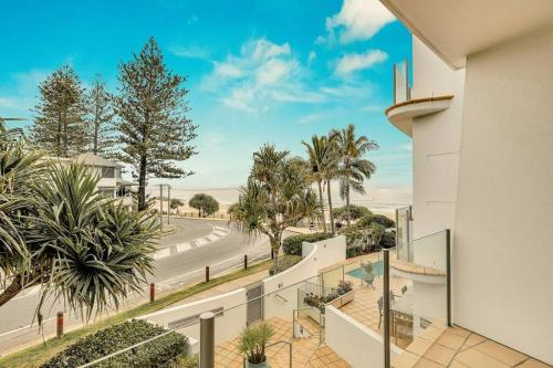 Waves 203 on Currumbin in Currumbin