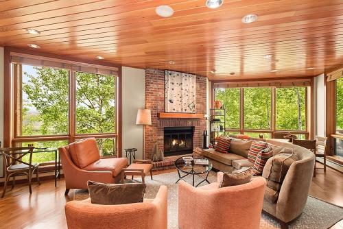 Convenient Snowmass View Townhome with Ski Access by The Woodrun V Townhouses image