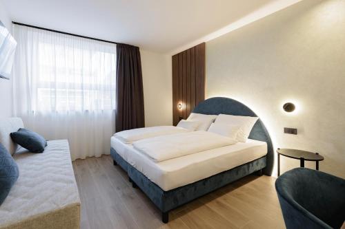 1 queen bed, 1 sofa bed