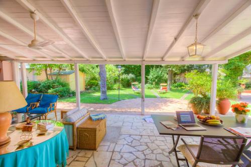 Fregene Luxury Villa - Garden & Pool for 11 Guests