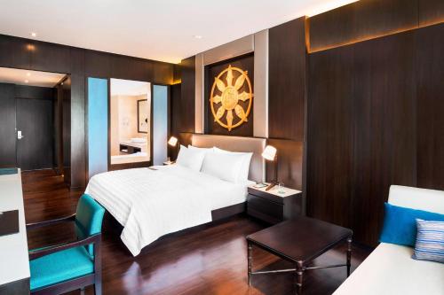 Classic King, Guest room, 1 King, Sofa bed, Mountain view