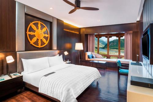 Deluxe King, Larger Guest room, 1 King or 1 Double, Sofa bed image 7