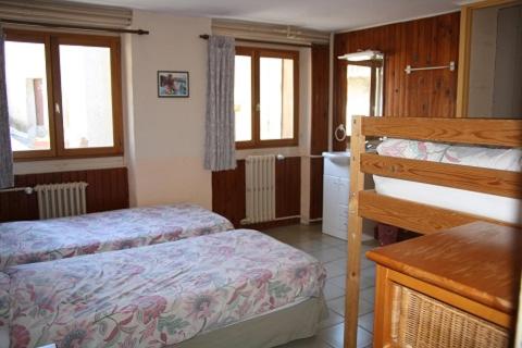 2 twin beds, 1 bunk bed