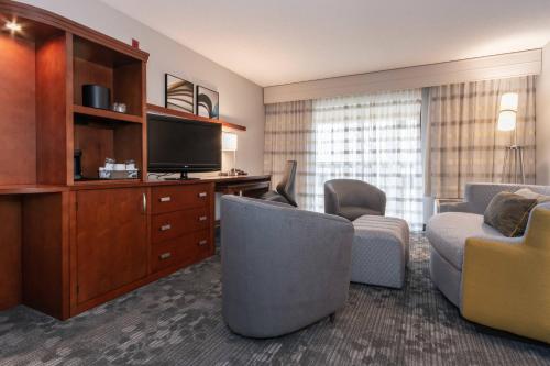 Courtyard by Marriott Charlotte Lake Norman - image 2