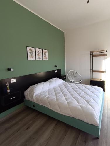 1 queen bed, 1 twin bed