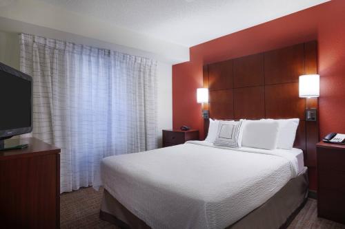One-Bedroom Queen Suite with Sofa Bed image 2