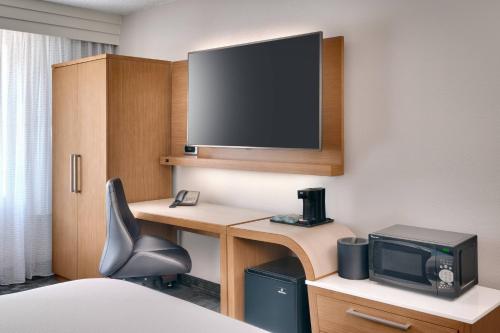 Courtyard by Marriott Charlotte Airport/Billy Graham Parkway - image 13