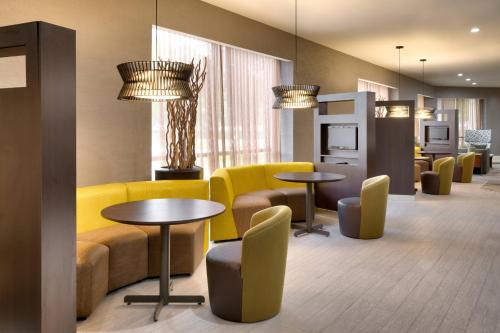 Courtyard by Marriott Charlotte Airport/Billy Graham Parkway - image 5