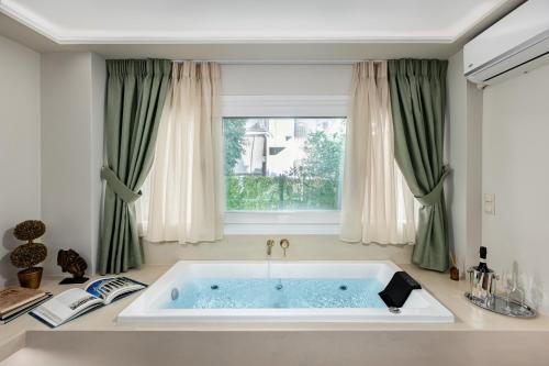 The Athenian Aroma - Suite with Jacuzzi, Atény