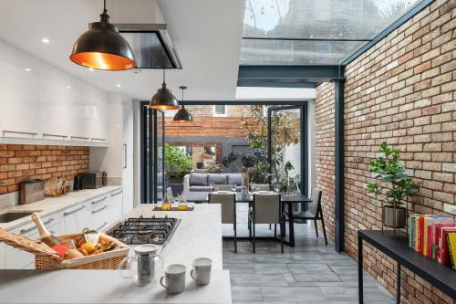 Central 4 Bedroom House with Garden in Battersea close to Chelsea, Londres