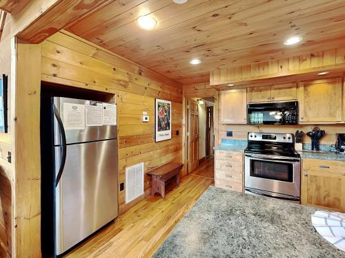 Mountain Treasure, 2 BR, Pool Access, Hot Tub, Sleeps 6 in Gatlinburg, USA