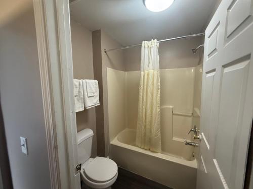 Magnolia Bay Hotel & Suites
