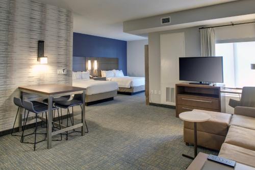 1 Bedroom Suite, 2 Queen, Sofa bed
