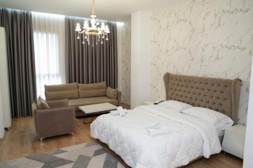 1 double bed, 2 twin beds